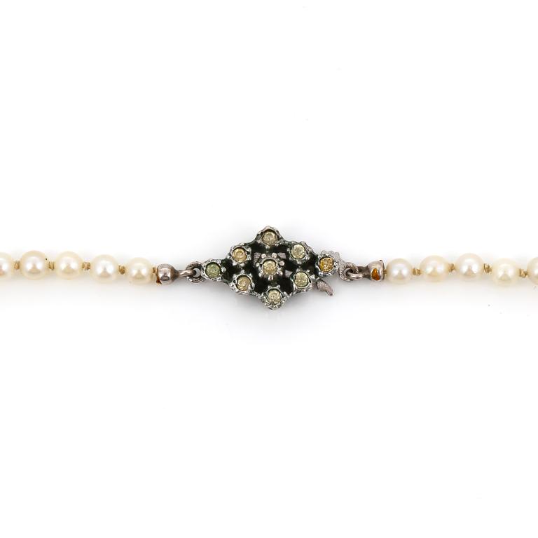 COLLIER, odlade saltvattenspärlor, lås i silver.