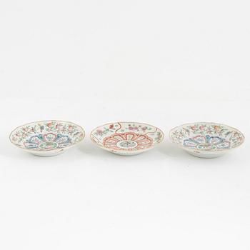 A pair of Chinese famille rose porcelain covers, and three saucers, late Qing dynasty, 19th century.