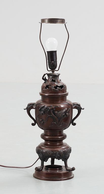 BORDSLAMPA, brons, Kina 1900-tal.