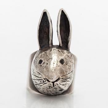 Eila Minkkinen, sormus, jänis, sterlinghopea, 2015.