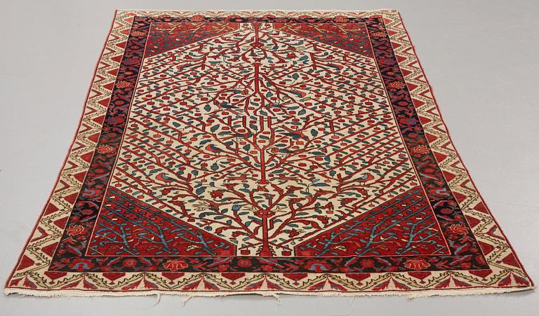 A RUG, a semi-antique Sarouk probably, ca 193 x 141,5 cm (as well as one end with 1 cm flat weave).