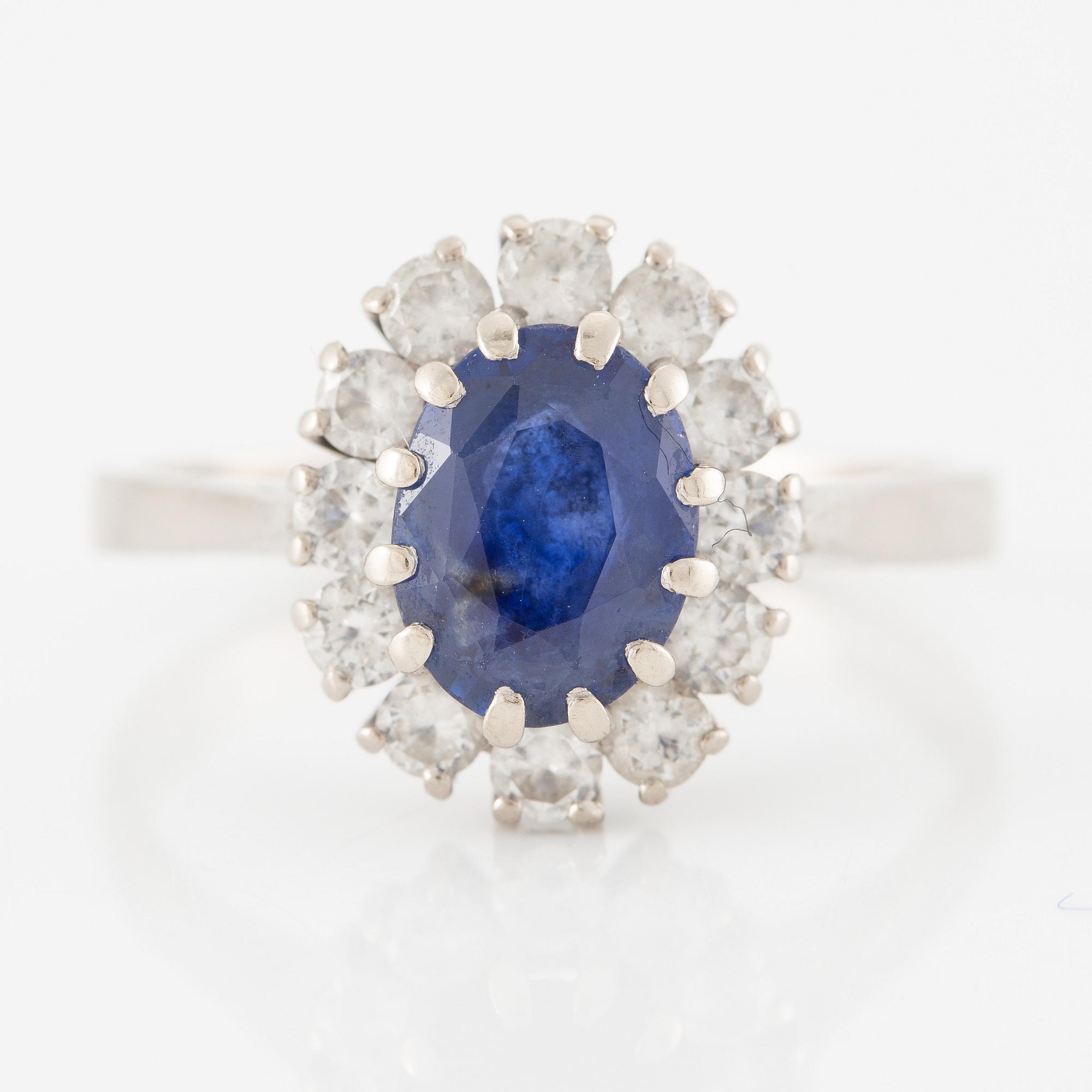 Ring, cameo model, 18K white gold with sapphire and brilliant-cut diamonds.