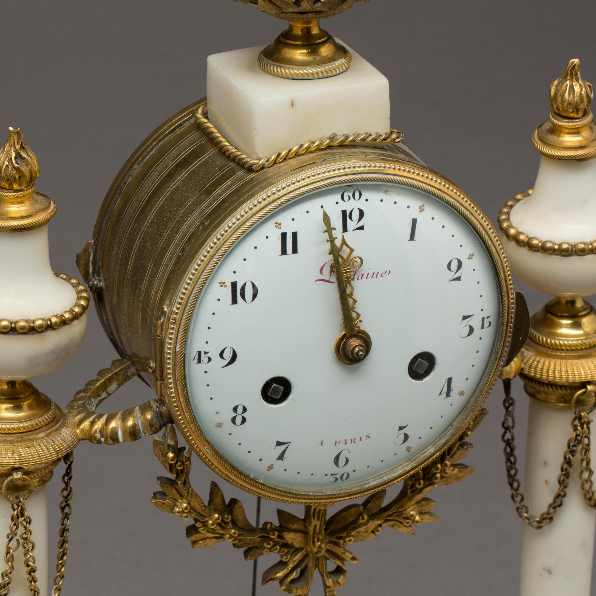 BORDSPENDYL, v Michel-Francois Piolaine (mästare i Paris 1787). Frankrike, Louis XVI, omkring 1800.