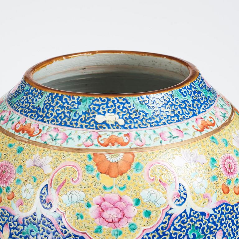 A large palace vase, Qing dynasty, 19th Century.