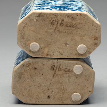 TEDOSOR med LOCK, ett par, porslin. Qingdynastin, Kangxi (1662-1722).