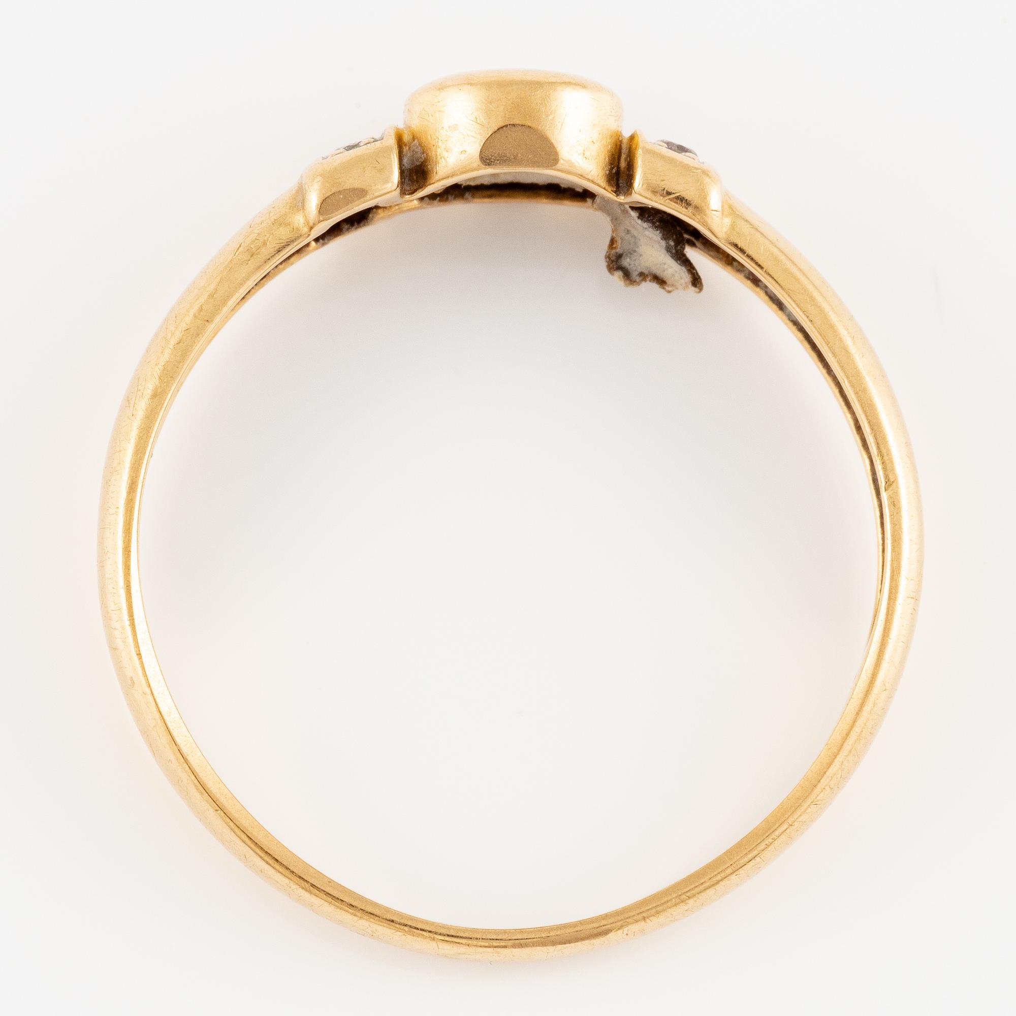 Ring, 18K gold with brilliant-cut diamonds.