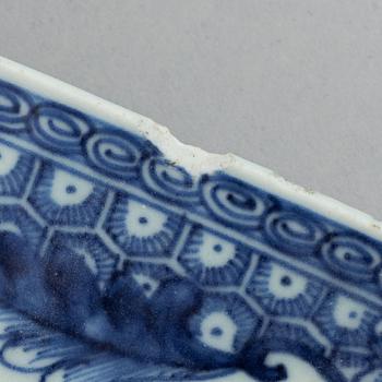 A blue and white tureen with cover and an export porcelain serving dish, Qing dynasty, Qianlong (1736-95).