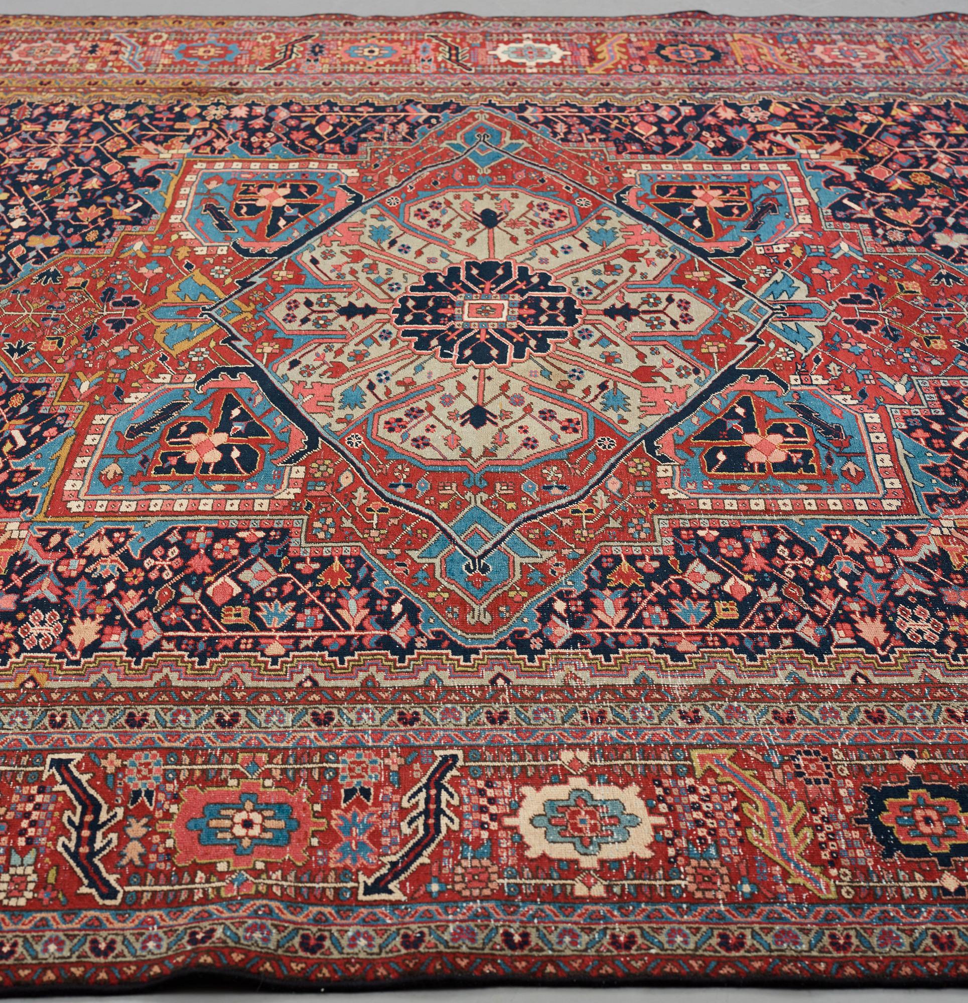 Matto, a semi-antique West Persian, ca 466,5-470,5 x 334,5-350 cm.