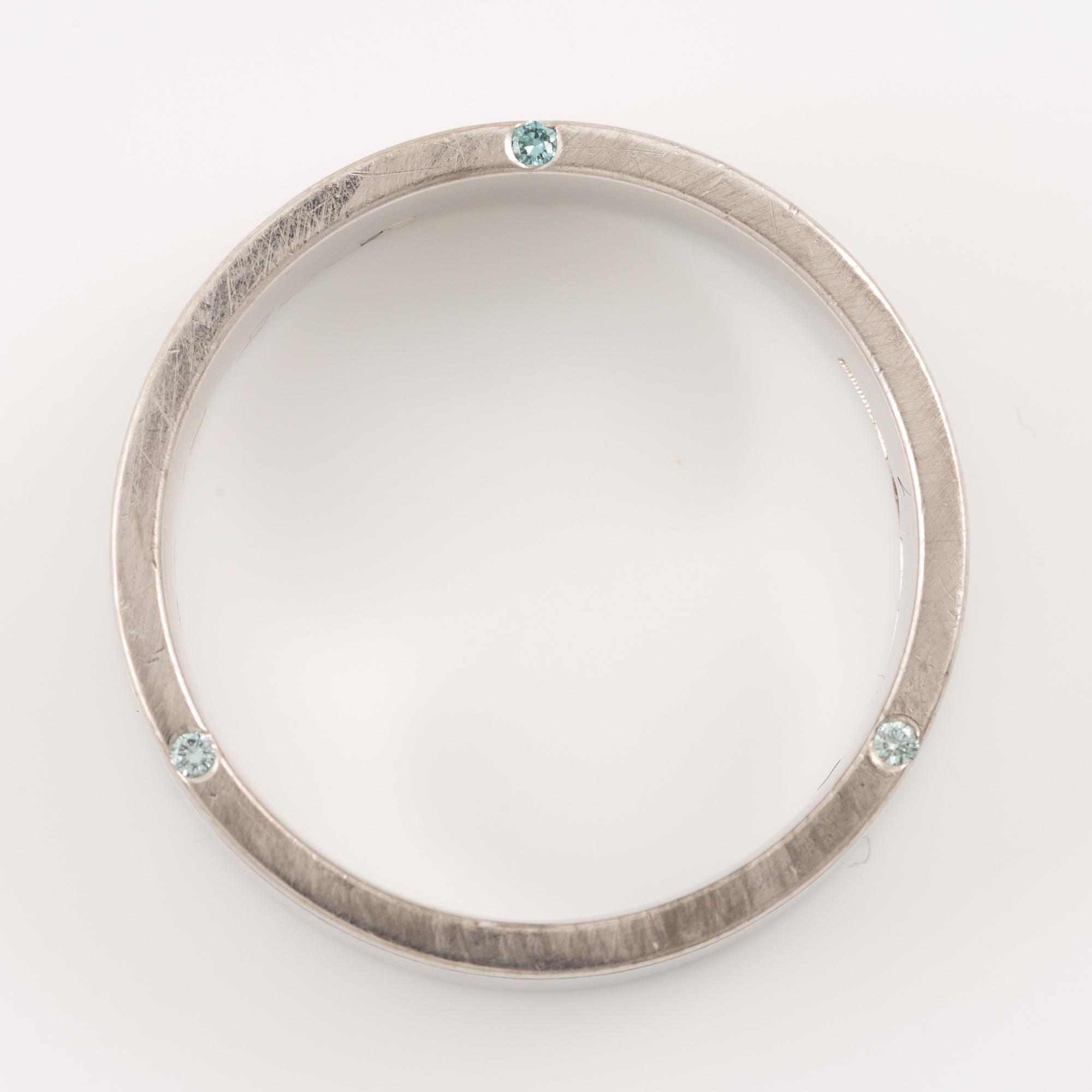 Ring, 18K white gold set with brilliant-cut diamonds.