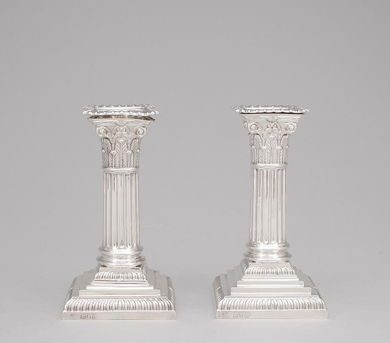 LJUSSTAKAR, ett par, silver, London, England 1896.