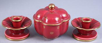 LJUSSTAKAR, ett par samt LOCKSKÅL, porslin, Gefle.