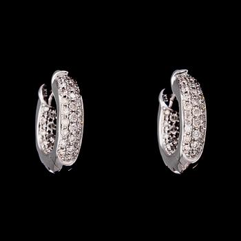 824. A pair of brilliant cut diamond earrings, tot. 1.11 cts.