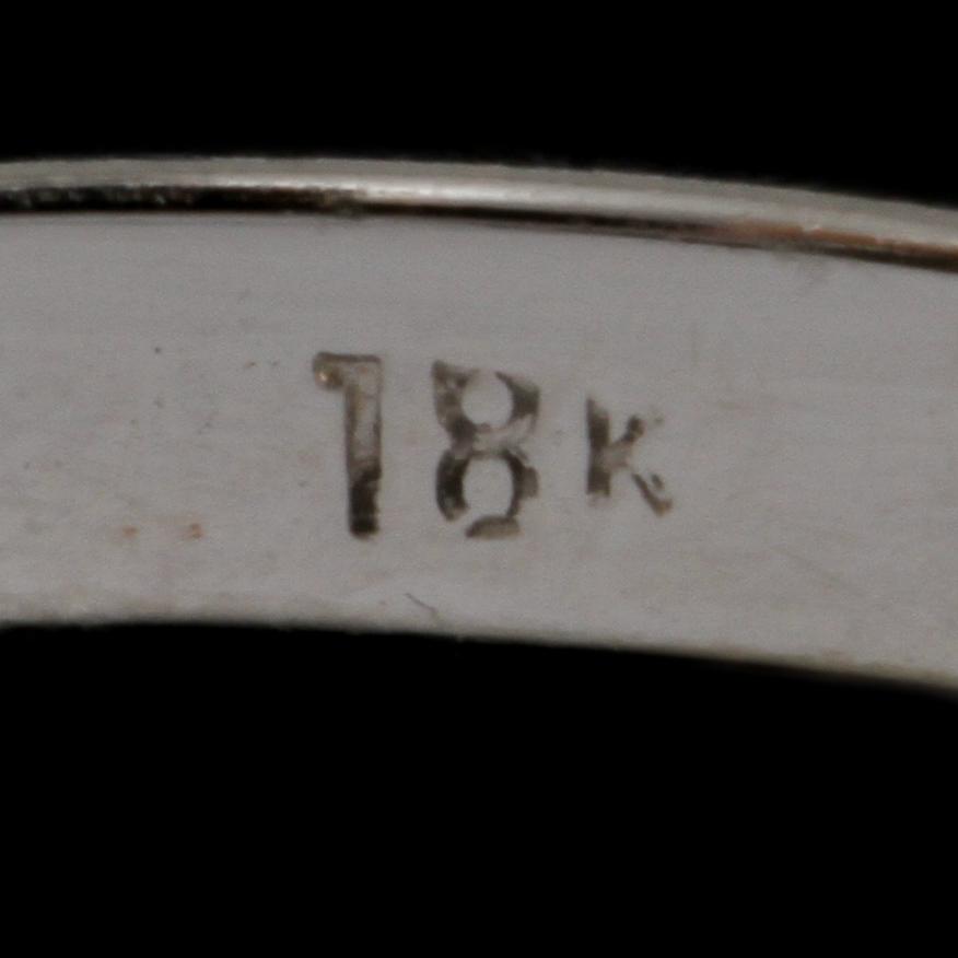 RING, 18k vitguld med 11 briljantslipade diamanter samt 8 fasettslipade smaragder. Vikt 5 g.