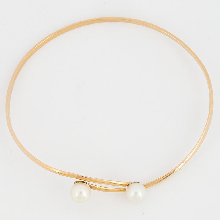 18K gold and cultured pearl bangle.