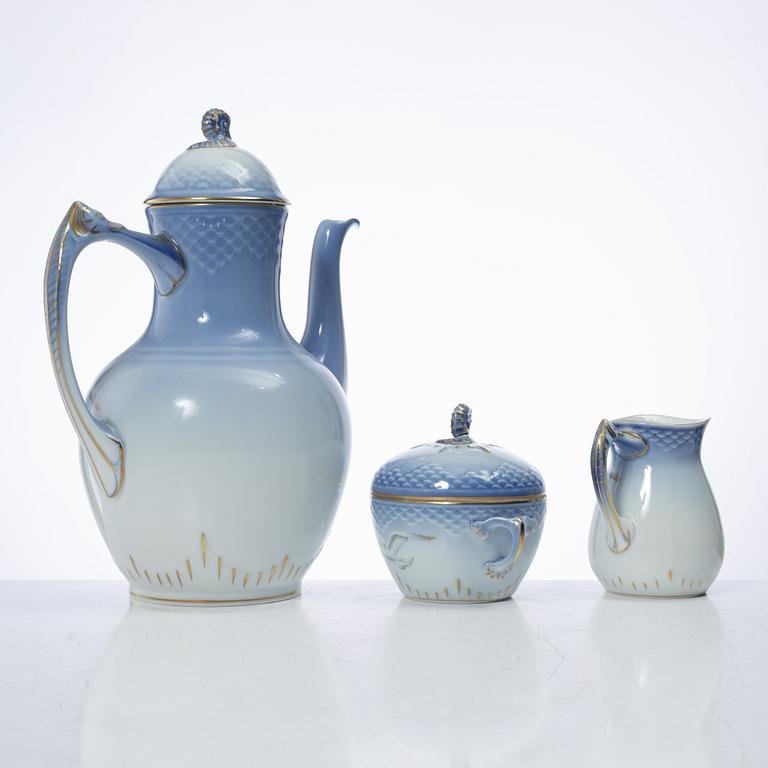 A 62 piece "Måsen" service, Bing & Grøndahl.