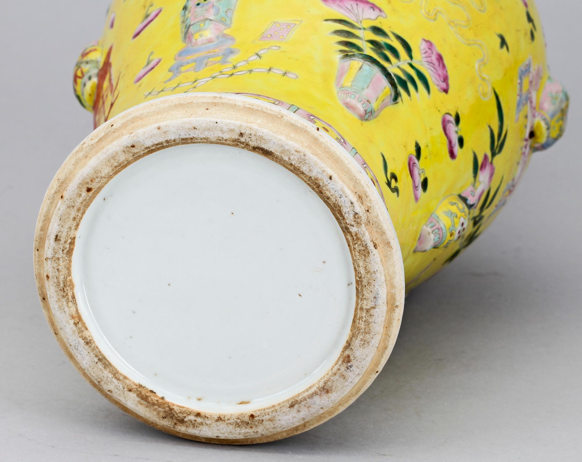 VAS, porslin, Kina, 1900-tal.   gulbotten glasyr, reliefdekor, Kina.