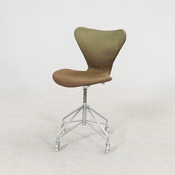 Arne Jacobsen, skrivbordsstol, "Sjuan", Fritz Hansen, daterad 1968.
