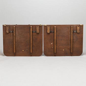 Matbord och 8 stolar, mahogny, tageltyg, England, 1900-talets första hälft.