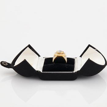 An 18K gold ring set with a round brilliant-cut diamond 3.01 cts.