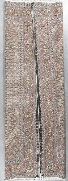 MATTA, Täbris, silkesinslag, ca 350x251 cm.