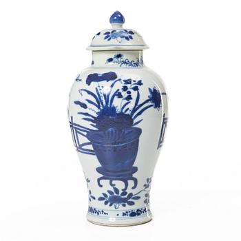 A Chinese blue and white porcelain vase with cover, Qing dynasty, Kangxi (1662-1722).