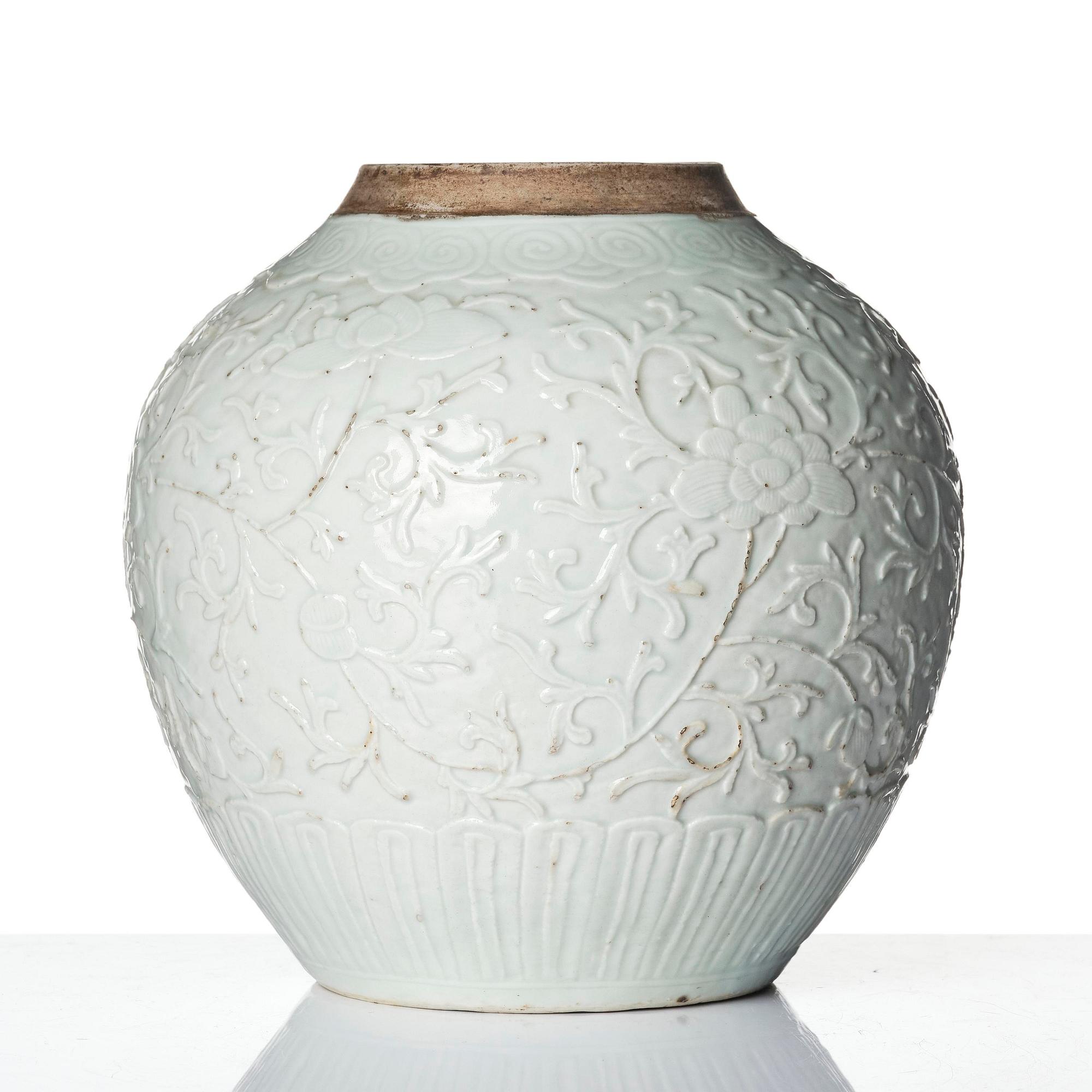 A blanc de chine jar, Qing dynasty, 19th century.