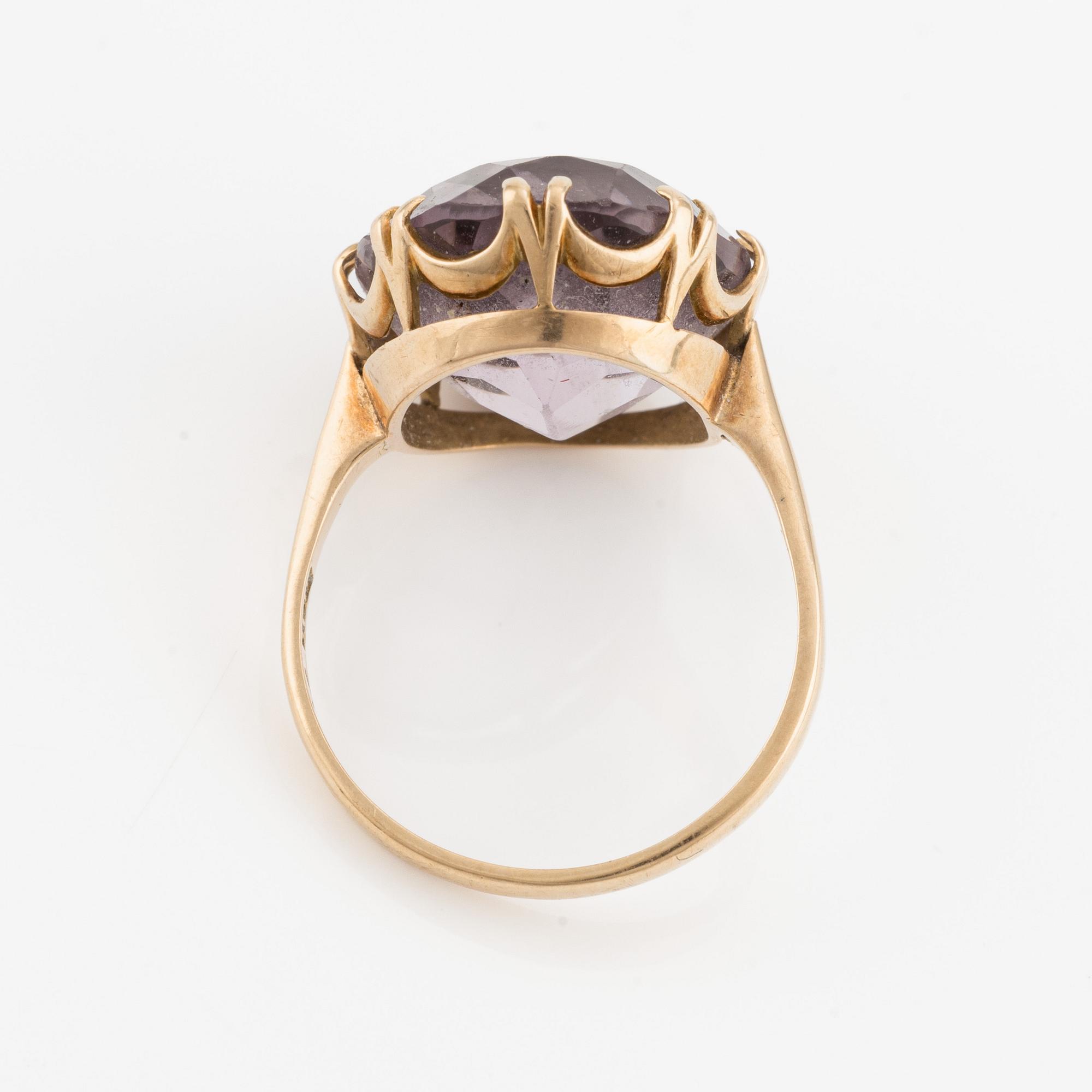 Ring, 18K guld med oval ametist.