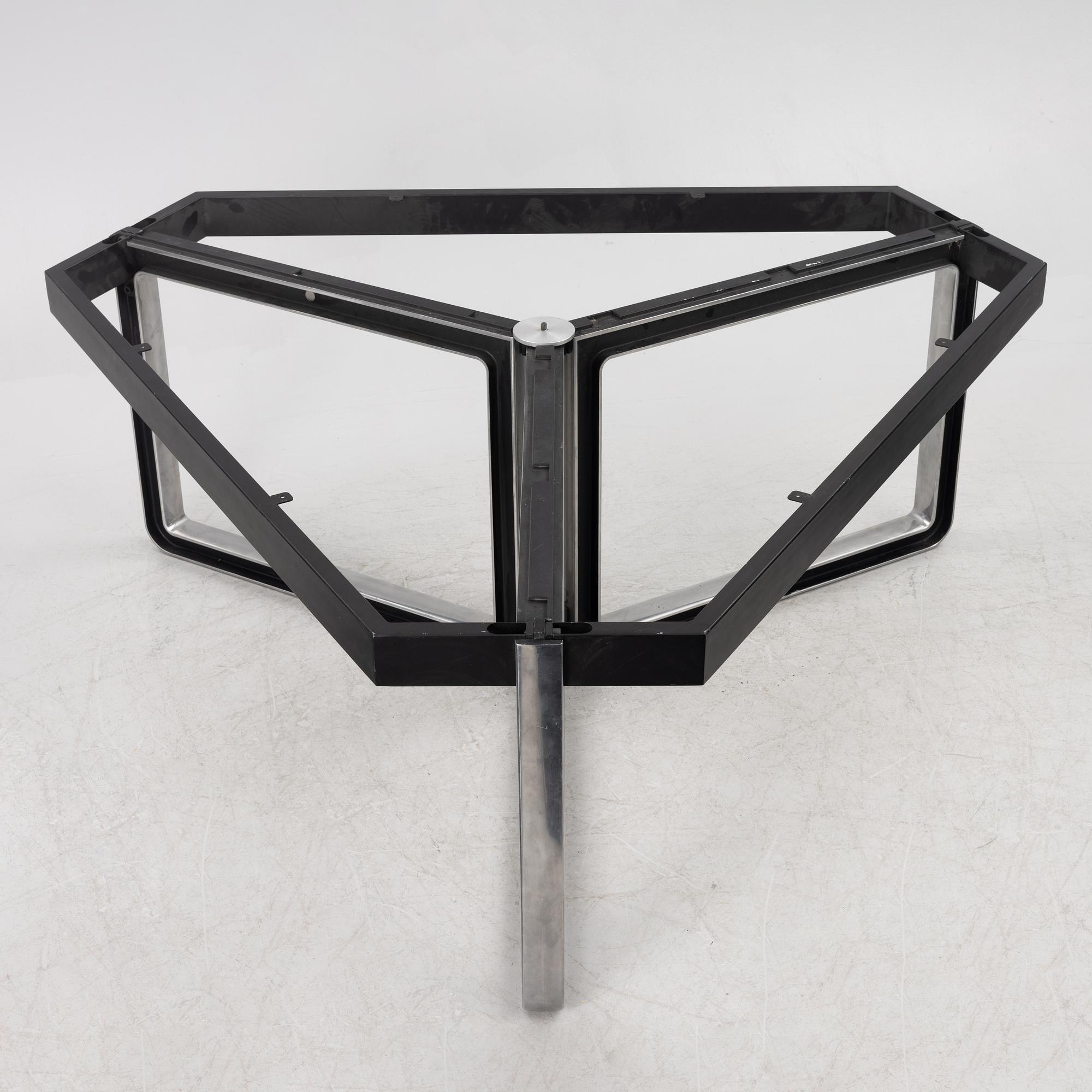 Osvaldo Borsani, a model T334A table, Centro Progetti Tecno, Italy, late 20th century/early 21st century.