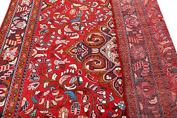 A Lilihan carpet, approximately 333 x 225 cm.