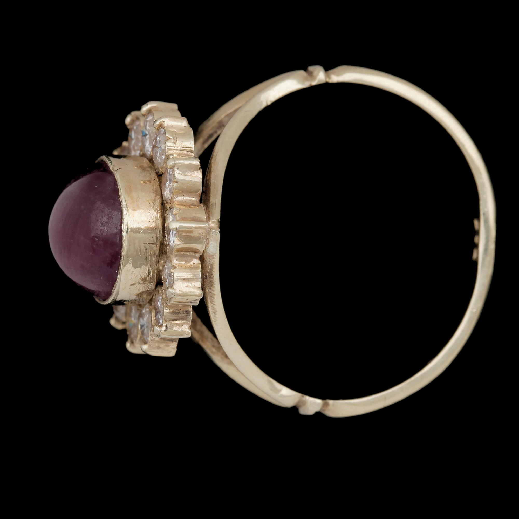 RING, guld 14k med cabochonslipad rubin, 4,5 ct samt 13 briljantslipade diamanter, tot ca 1,04 ct. 1900-tal Vikt ca 6 g.