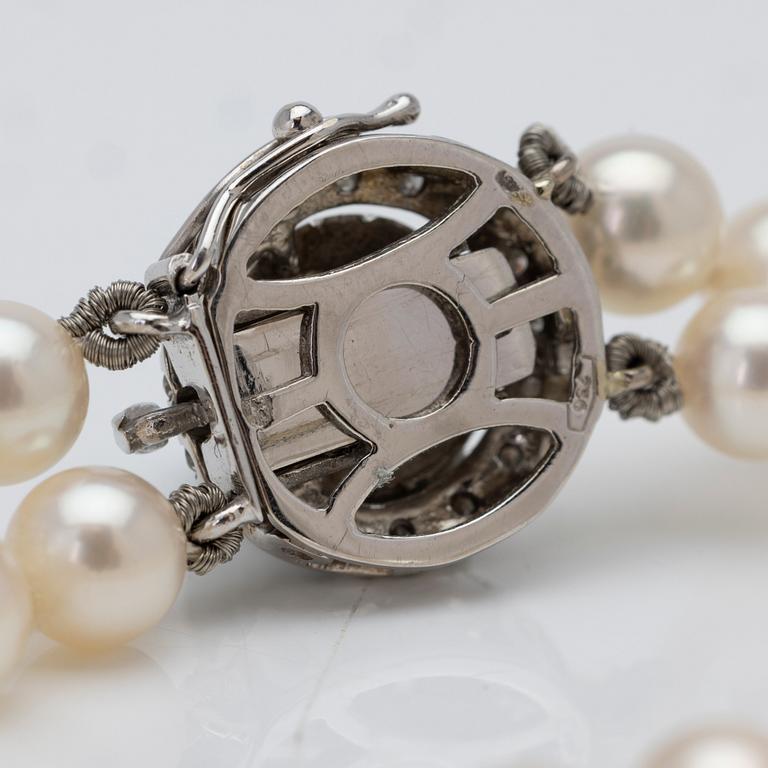 Cultured pearl bracelet in 18K white gold with diamonds.