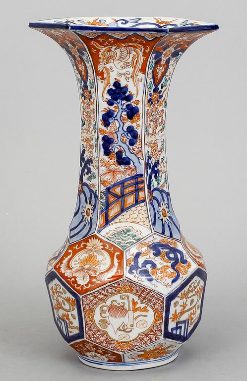 VAS, porslin, Japan omkring 1900.