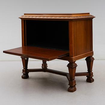 SERVERINGSSKÅP, Carl Johanssons Möbleringsaffär, Stockholm, 1900-talets första hälft.