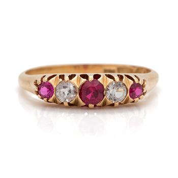 RING med fasettslipade syntetiska rubiner samt syntetiska vita spineller.