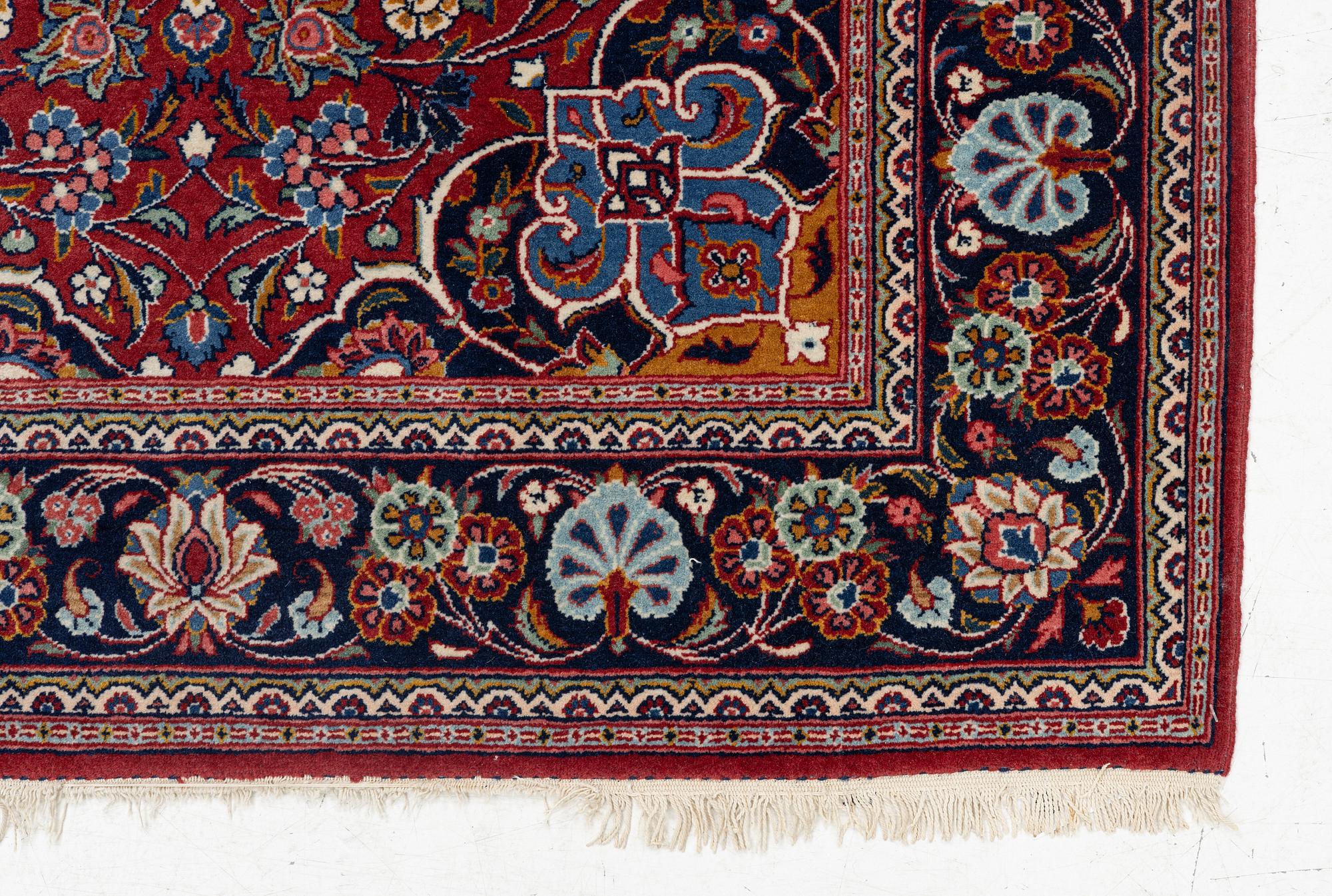 An oriental carpet, approx. 170 x 100 cm.