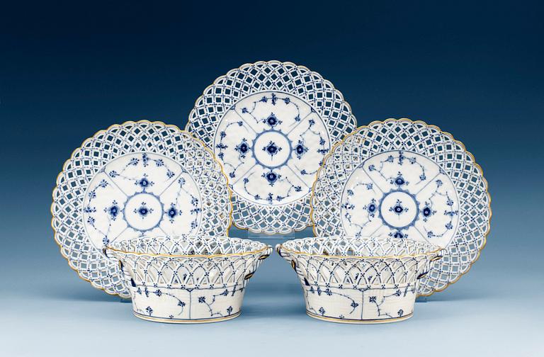 DESSERTTALLRIKAR, 12 stycken samt GALLERKORGAR, ett par, porslin. Kongl dansk, "Musselmalet", 1800-tal.