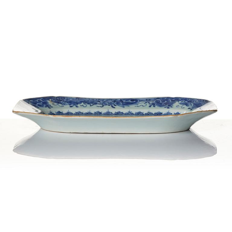 A blue and white serving dish, Qing dynasty, Qianlong (1736-95).