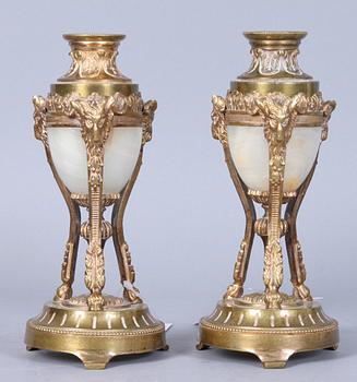 CASOLETTER, ett par, gulmetall samt alabaster, empirestil, 1900-tal.