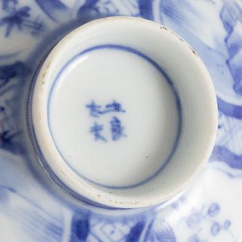 A group of five pieces of blue and white Chinese porcelain, Qing dynasty, 19th Century.