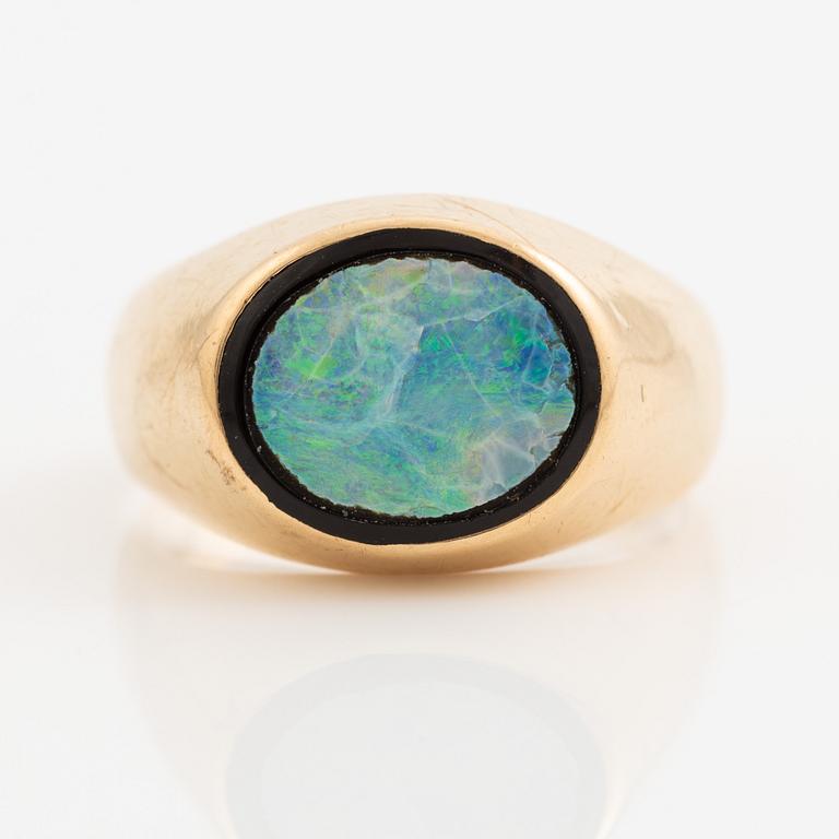 Ring, 18K guld med opal.