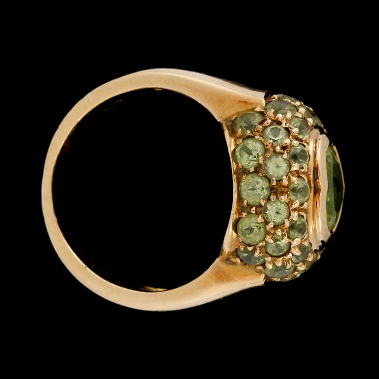 RING, fasettslipad peridot samt flertal mindre.