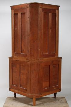 HÖRNVITRINSKÅP, gustaviansk stil, 1900-talets första hälft.