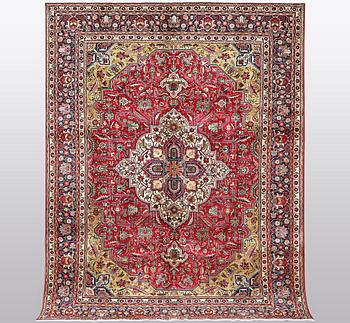 A carpet, Tabriz, ca 343 x 254 cm.