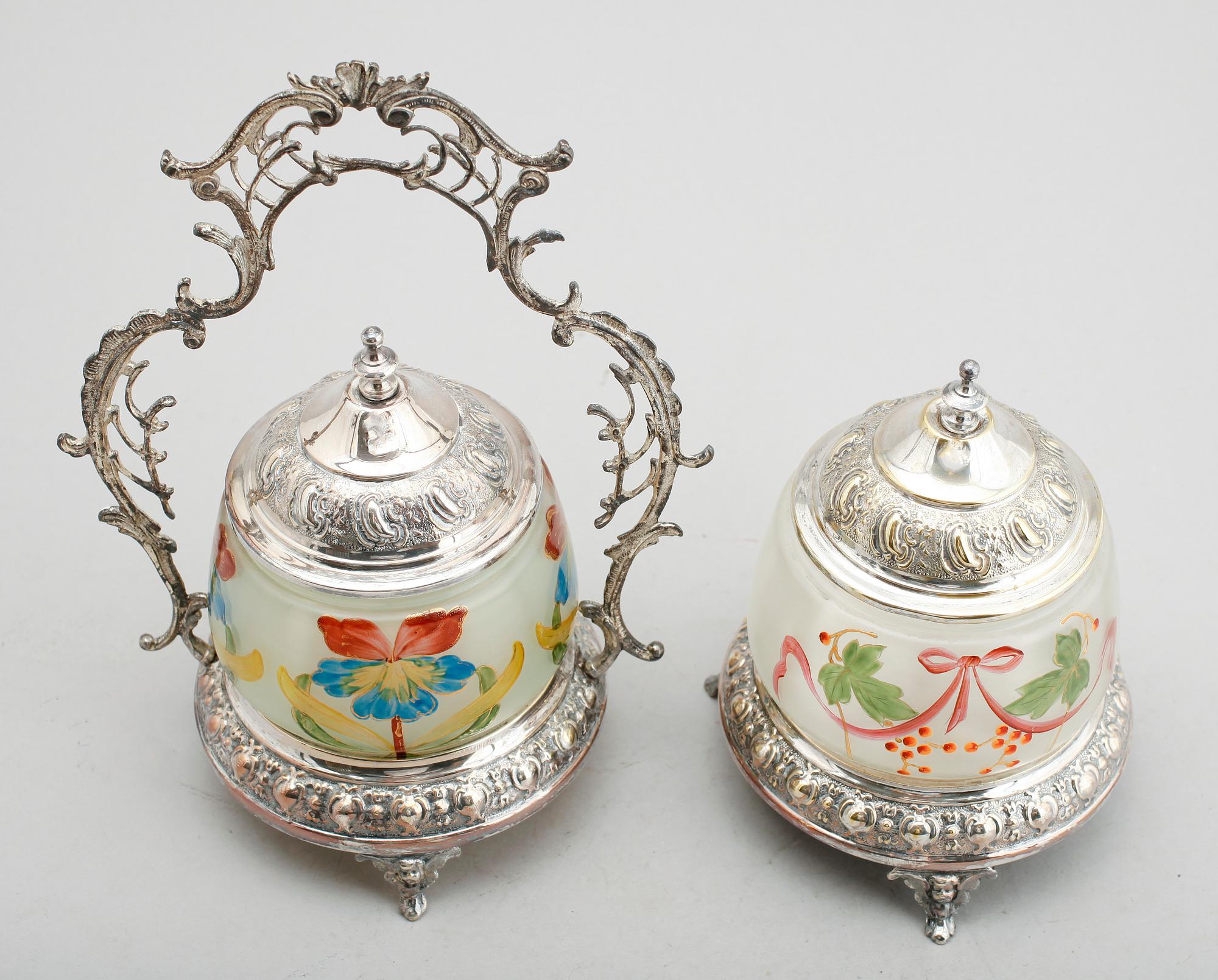 BONBONNIERER, 2 st, nysilver och glas, sekelskiftet 1800-/1900.
