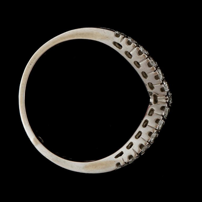 RING, 18k vitguld med briljantslipade diamanter tot
ca0,27ct enl grav. Vikt ca2g.