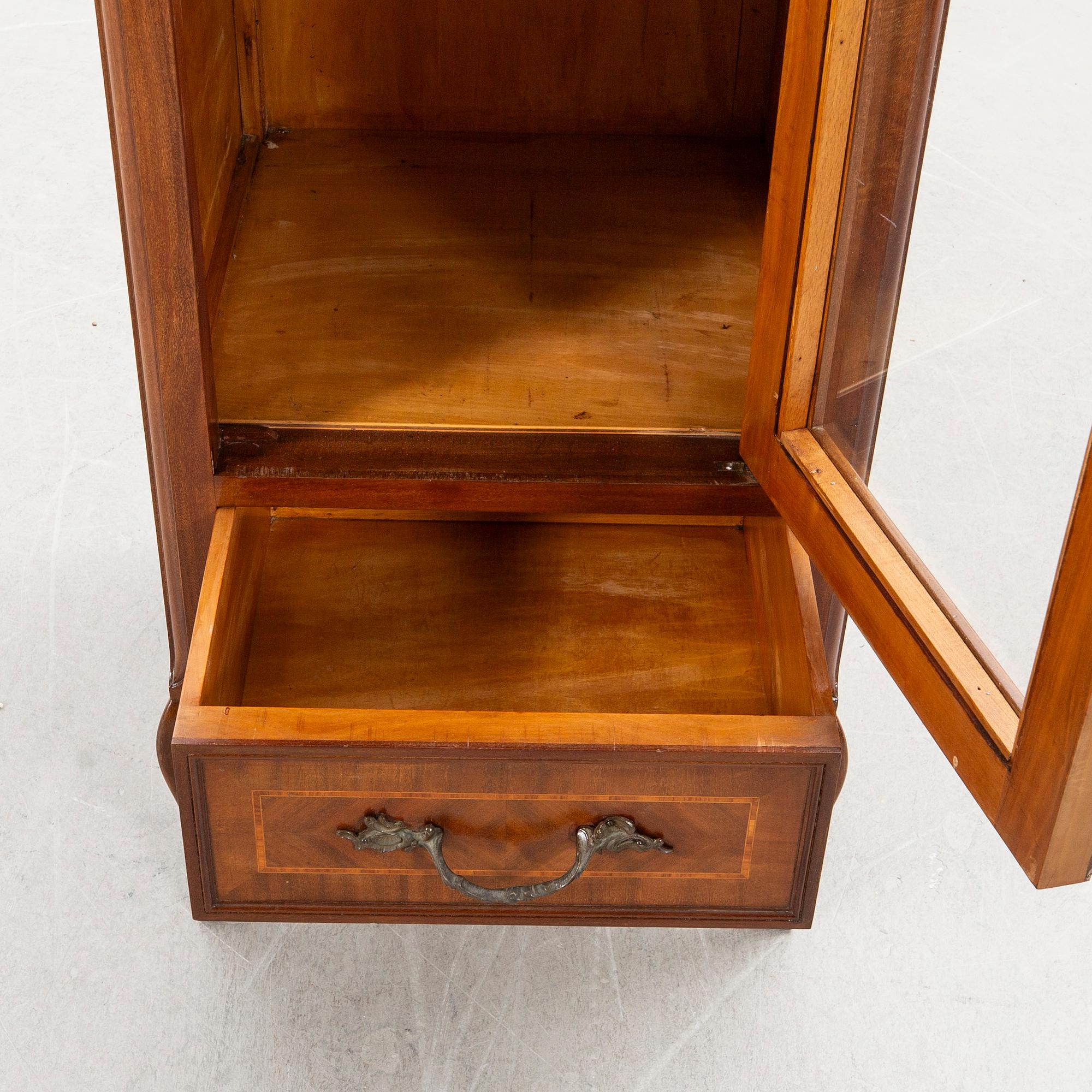 Vitrinskåp Louis XV-stil 1900-talets andra hälft.