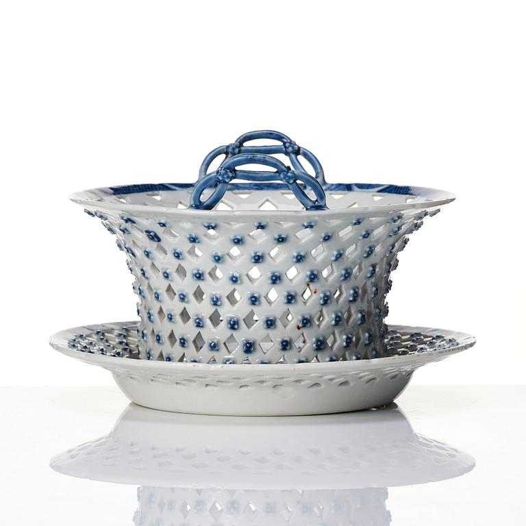 A blue and white Chinese Export chesnut basket with cover, Qing dynastin, Qianlong (1736-95).