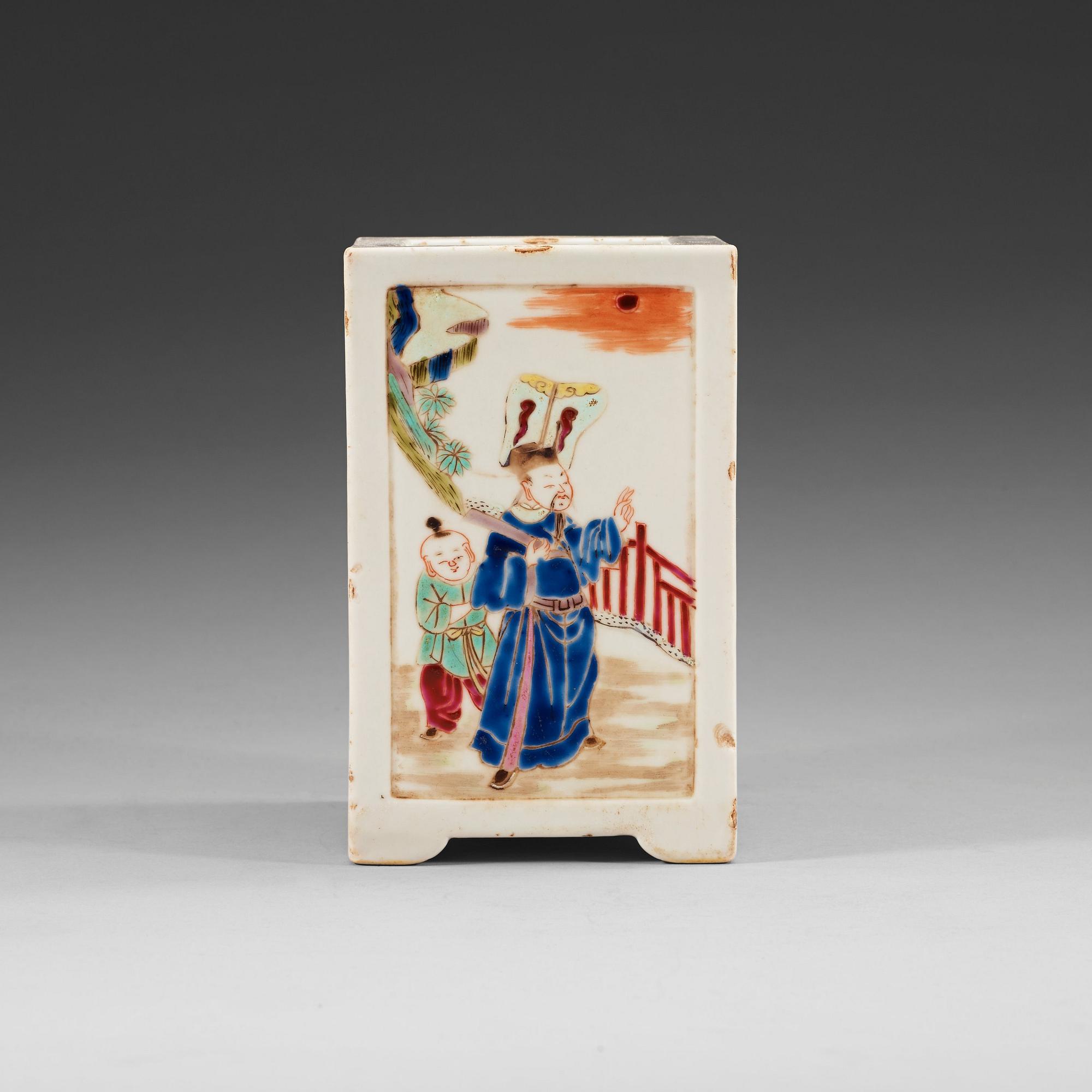 A famille rose brushpot, Qing dynasty (1644-1912).