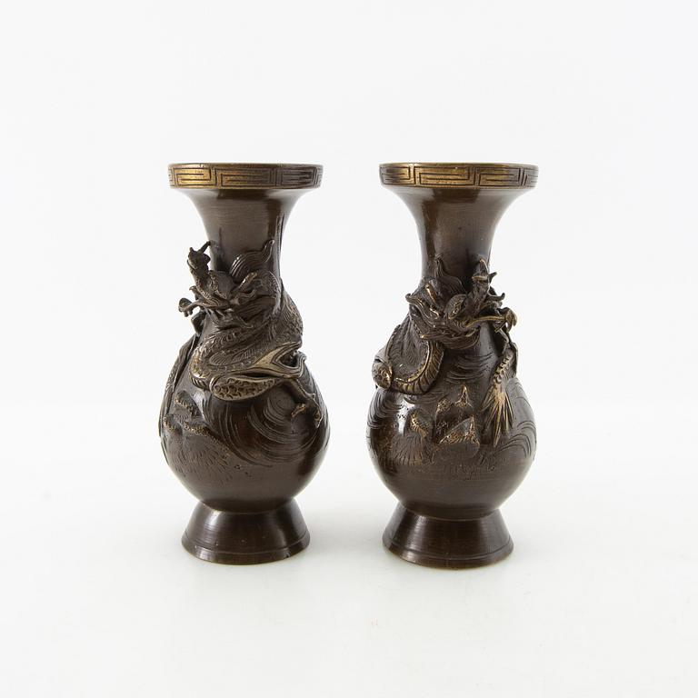 Vaser ett par Japan sent 1800-tal brons.