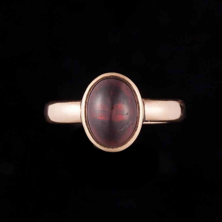 RING, 14K guld, cabochonslipad granat. Vikt ca 5,3 g.